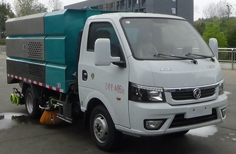 藍(lán)牌東風(fēng)小型洗掃車